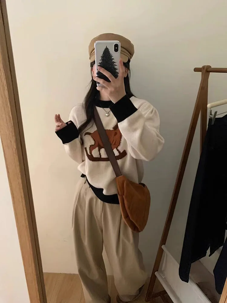 

Женский пуловер контрастных цветов с круглым вырезом и длинным рукавом