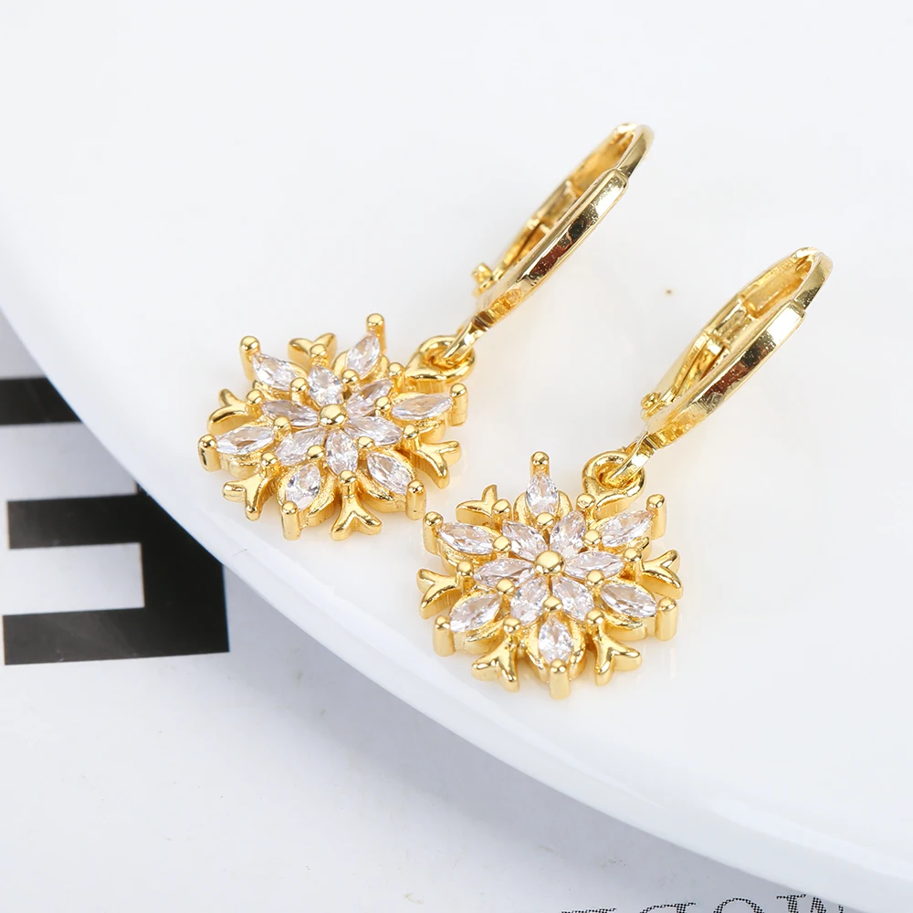 Gold jhumka from @nacjewellers...-#jewelry | Gold jewelry fashion, Jewelry  design earrings, Temple jewellery earrings