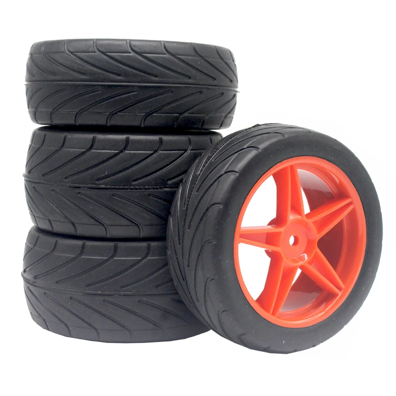 Gros plan sur les roues et la suspension du Crawler Buggy RC 4x4 tout terrain, châssis robuste visible