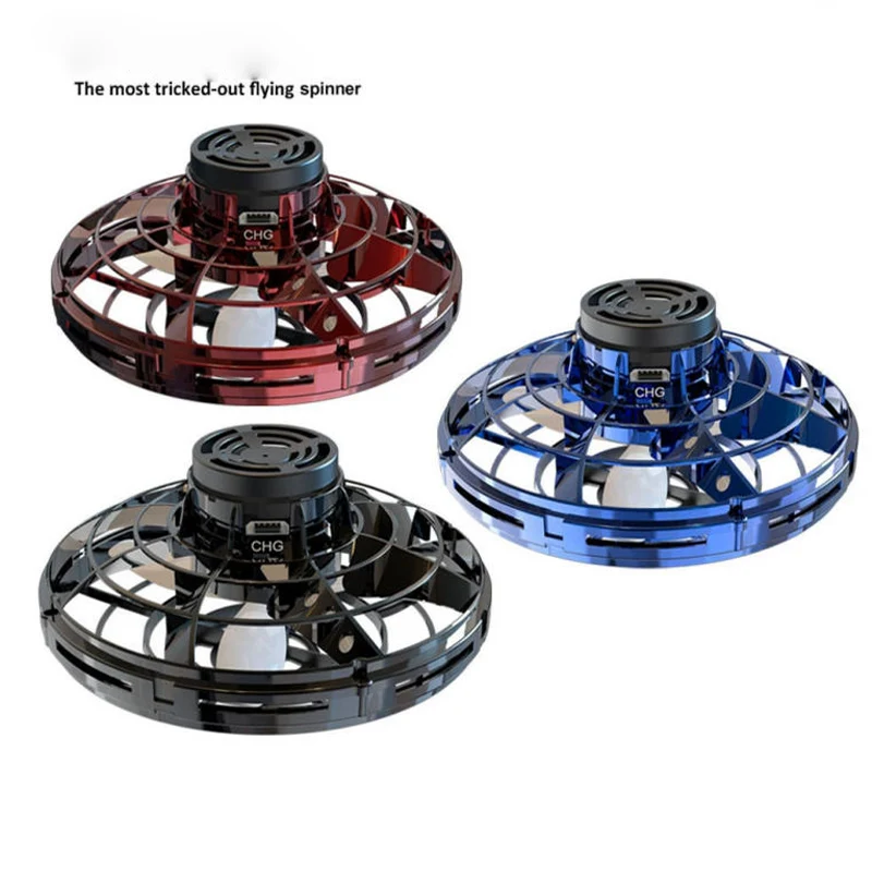 Enfant jouant avec le Drone Flynova, fly spinner anti-stress volant au-dessus de sa tête, souriant.