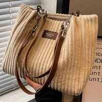 Sac fourre-tout élégant en velours côtelé pour femme, sac à bandoulière en peluche de grande capacité, sac de banlieue et de voyage polyvalent. 4