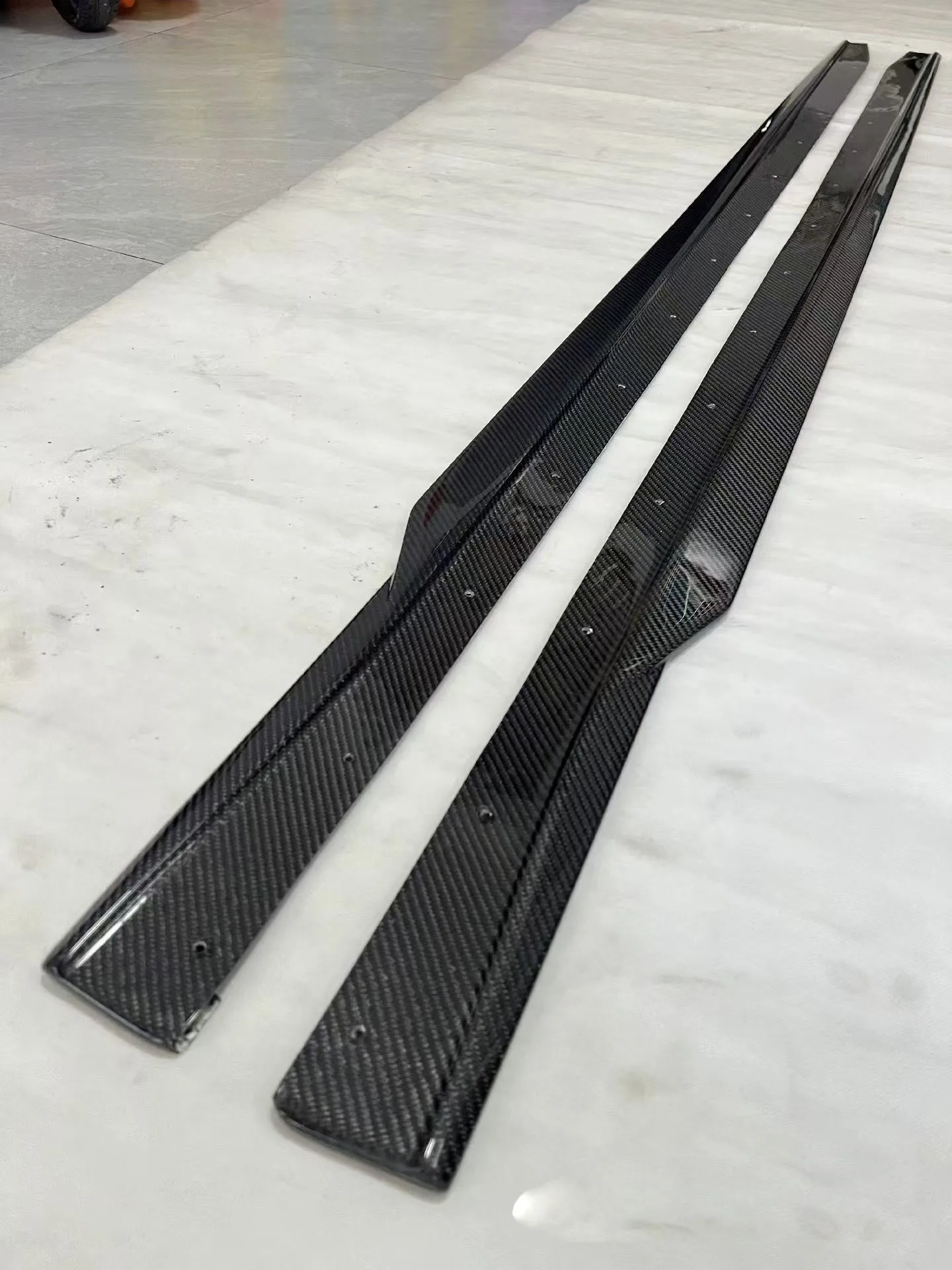 고품질 드라이 카본 파이버 R44 스타일 사이드 스커트 (G87 M2 쿠페용 사이드 스커트 스플리터)