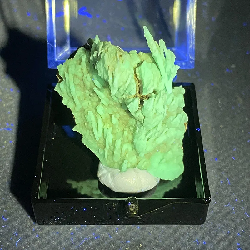 100%  Natural gibbsite （Ultraviolet fluorescence effect green）Mineral Specimens Stones and Crystals Healing Crystal