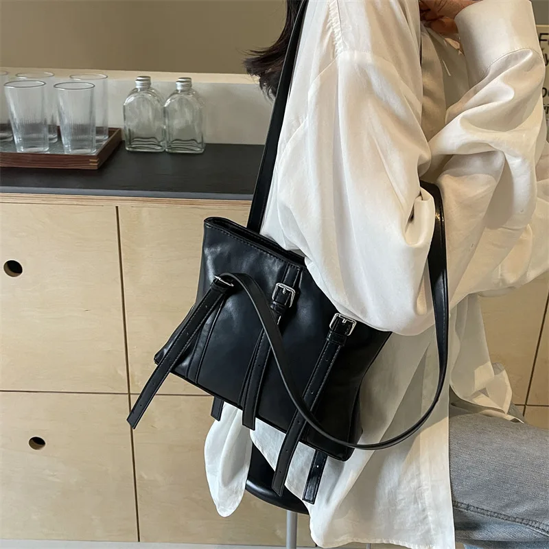 

2024 new design retro niche pin buckle women's simple versatile oil waxed leather tote bag