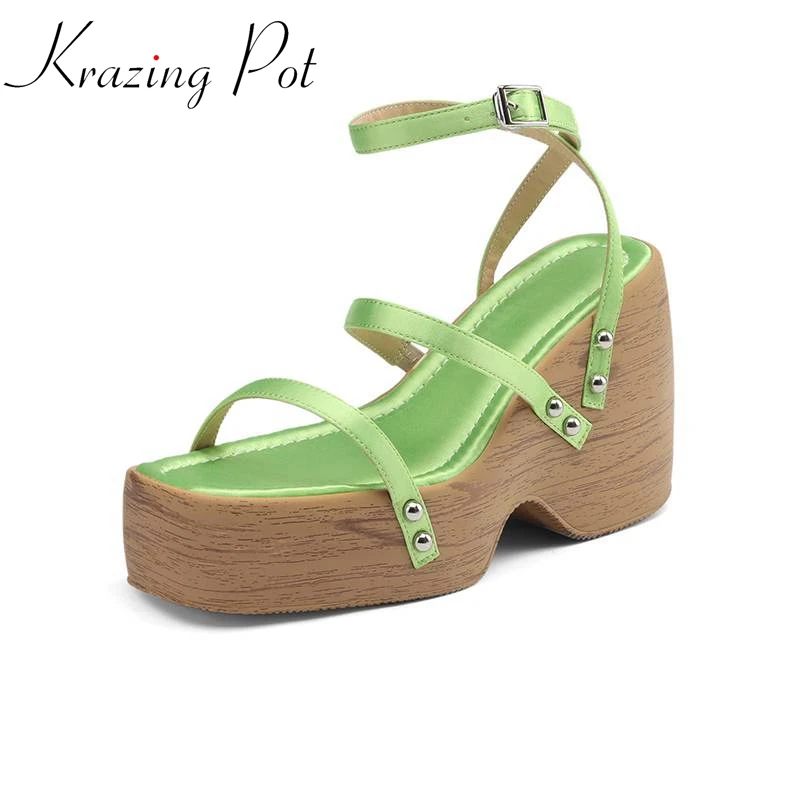 

Krazing Pot Satin Women Summer Peep Toe Nightclub Rivets Decoration Platform Ankle Straps Sexy Dating Wedding Shoes Pumps Ins