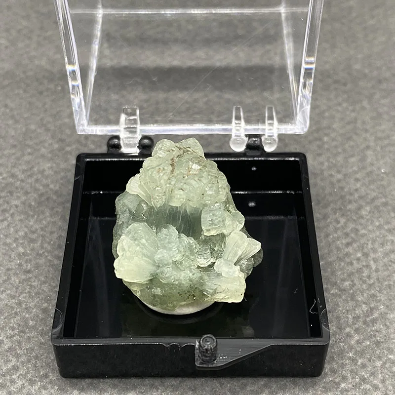 100%  Natural Prehnite Mineral Specimens Stones and Crystals Healing Crystal   +Box size:35*35*35 mm