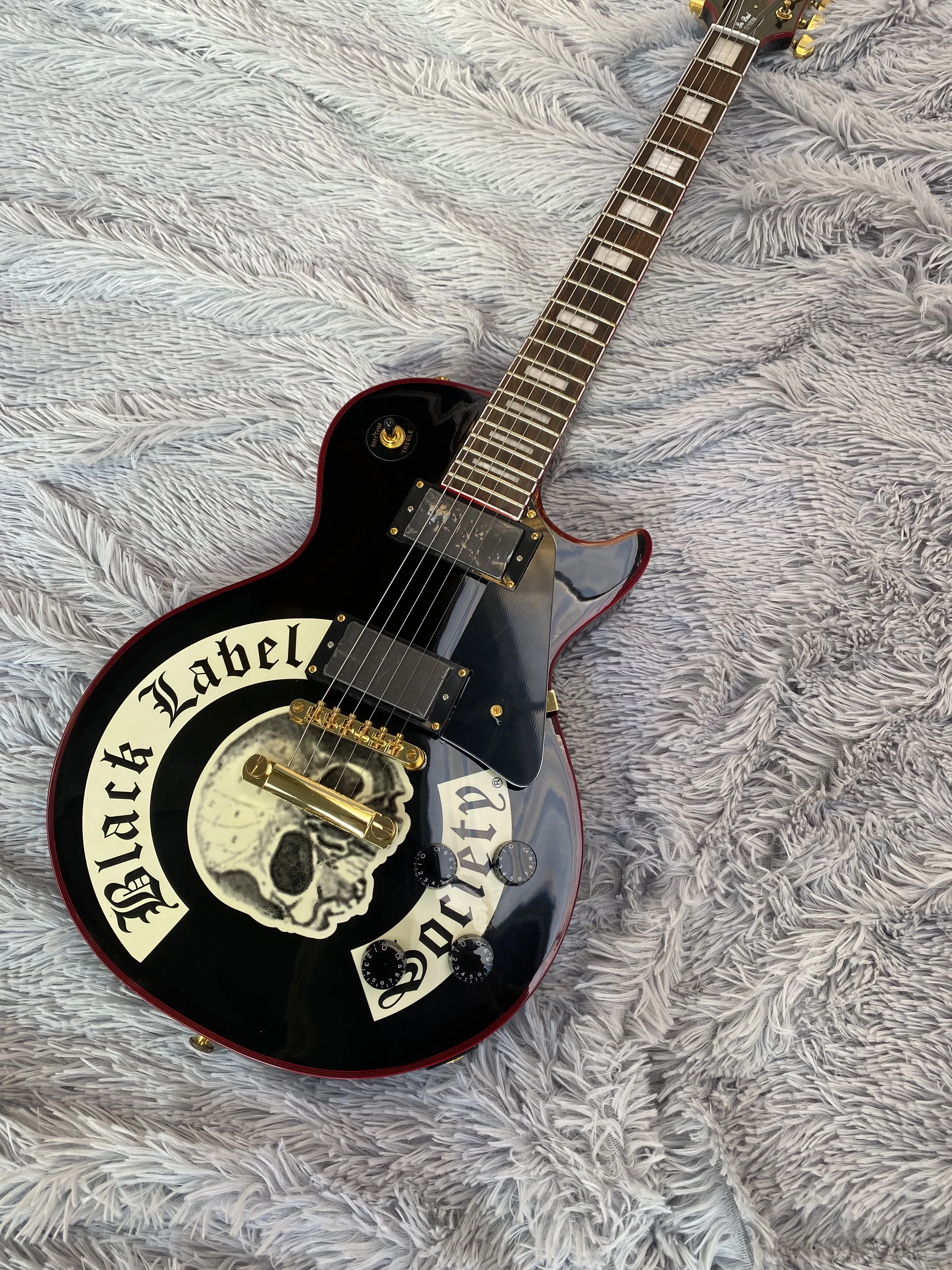 

High quality electric guitar, skull lacquer, classic LP, feel blast, gold accessories, free shipping
