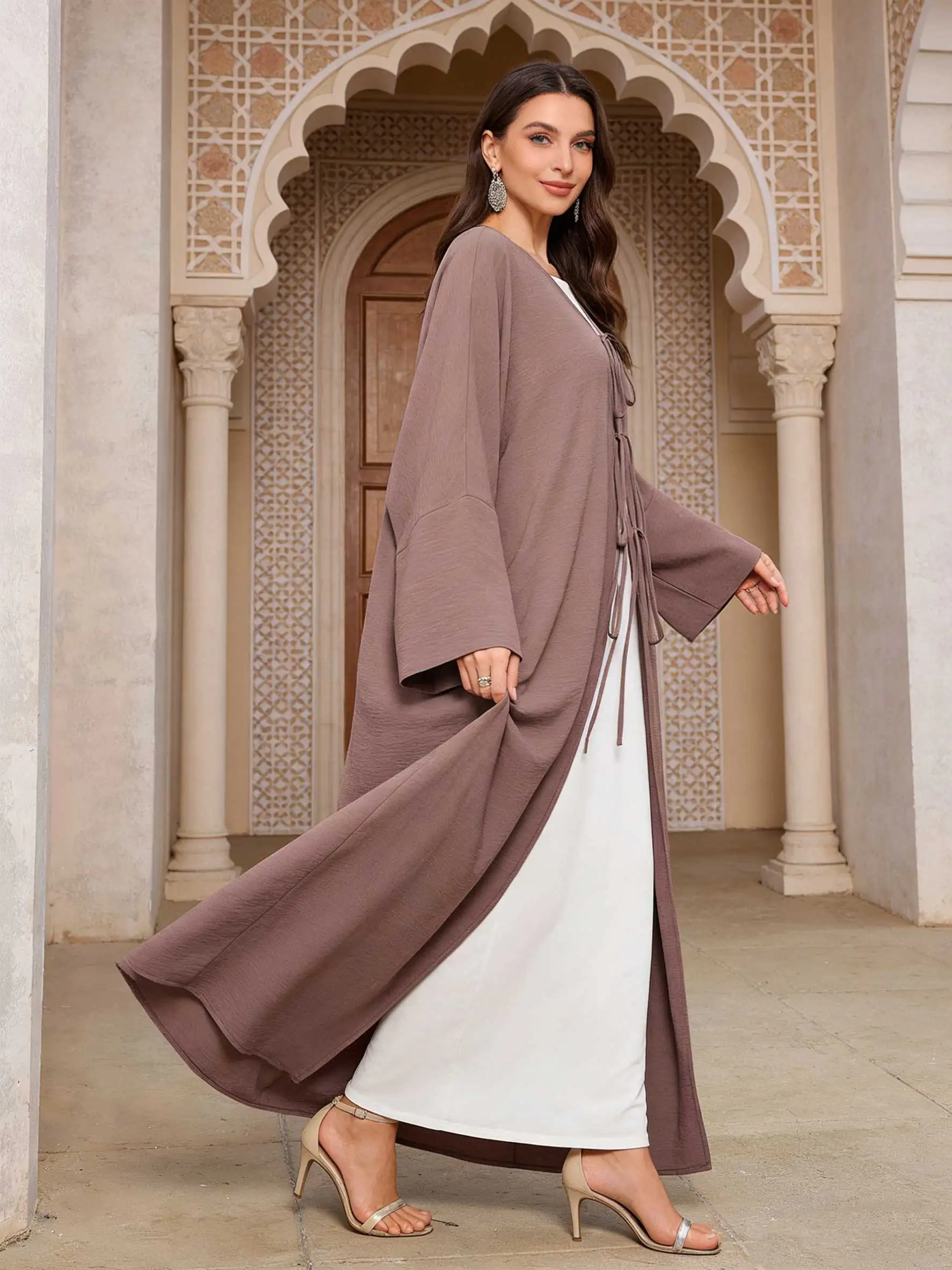 عباءة أنيقة بلون بني داكن بياقة على شكل V وربطة أمامية، فضفاضة مع أكمام انسيابية، قفطان مغربي للنساء المسلمات، جلابية رمضانية