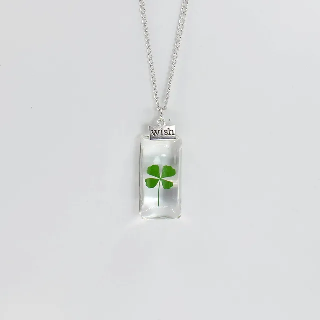 우아함과 행운을 불러오는 실버 컬러 드라이 플라워 주얼리 초커