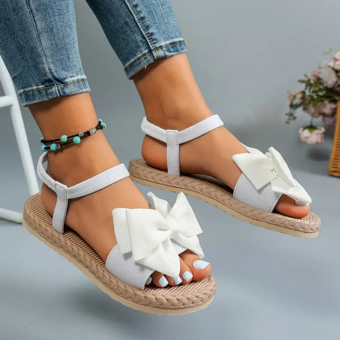 Damen-Sandalen 2025: Neue leichte Sommer-Sandalen, modische Strand- und Freizeit-Slipper, Outdoor-Sandalen mit Schleife, flache Schuhe, Plateau-Sandalen für Zuhause – Detail 4