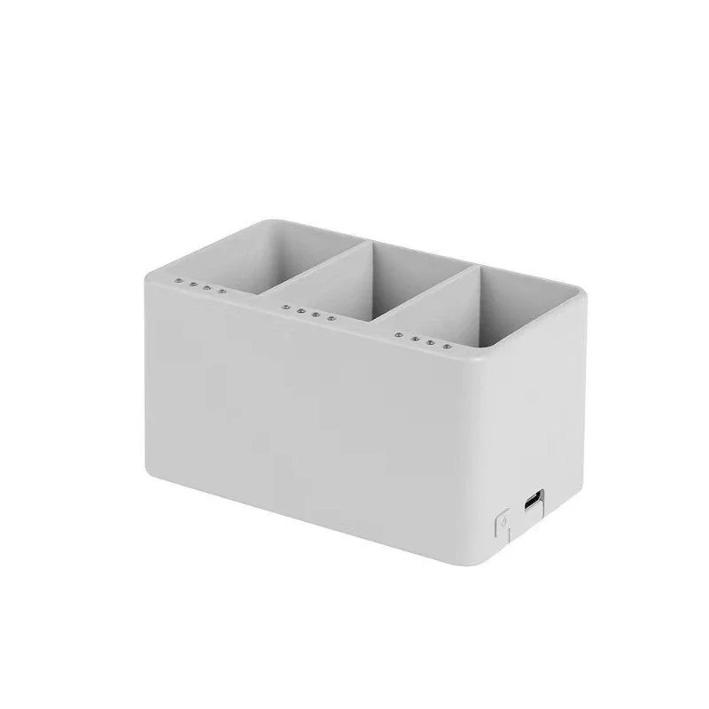 Vue rapprochée du chargeur intelligent 3-en-1 montrant les connecteurs et LED de charge pour DJI Mini 4 Pro, Mini 3 et Mini 3 Pro