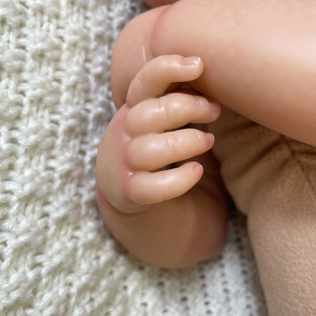 Muñeca Bebe Reborn Realista LouLou de 50 cm – Cuerpo de Tela y Vinilo de Silicona, Hecha a Mano - Image 5