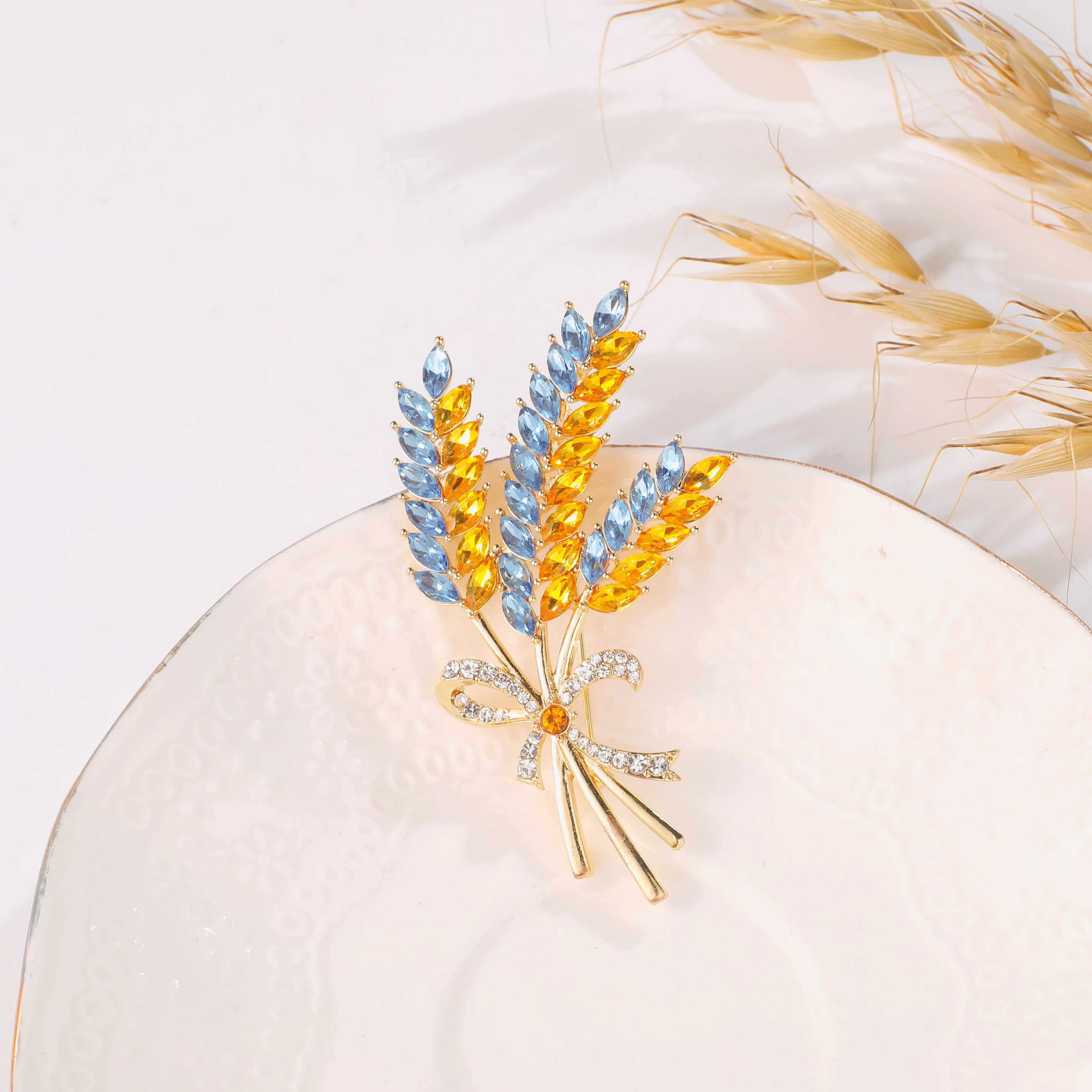 Жіноча брошка України Luxury Jewelry Inspire Gift For Ukraine Friends Girls Shiny Rhinestone Lapel Pin Group Badge Wholesale