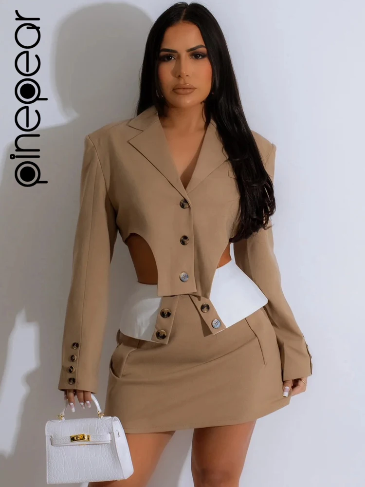 

Женский костюм из двух предметов: пиджак с длинным рукавом и юбка