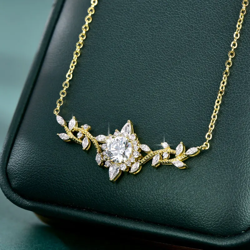 OXTAO Luxuriöse Blumen-Blatt-Moissanit-Anhänger-Halskette für Damen, 14 Karat Gold gefüllt, raffinierte florale Halskette, Jubiläumsschmuck – Detail 2