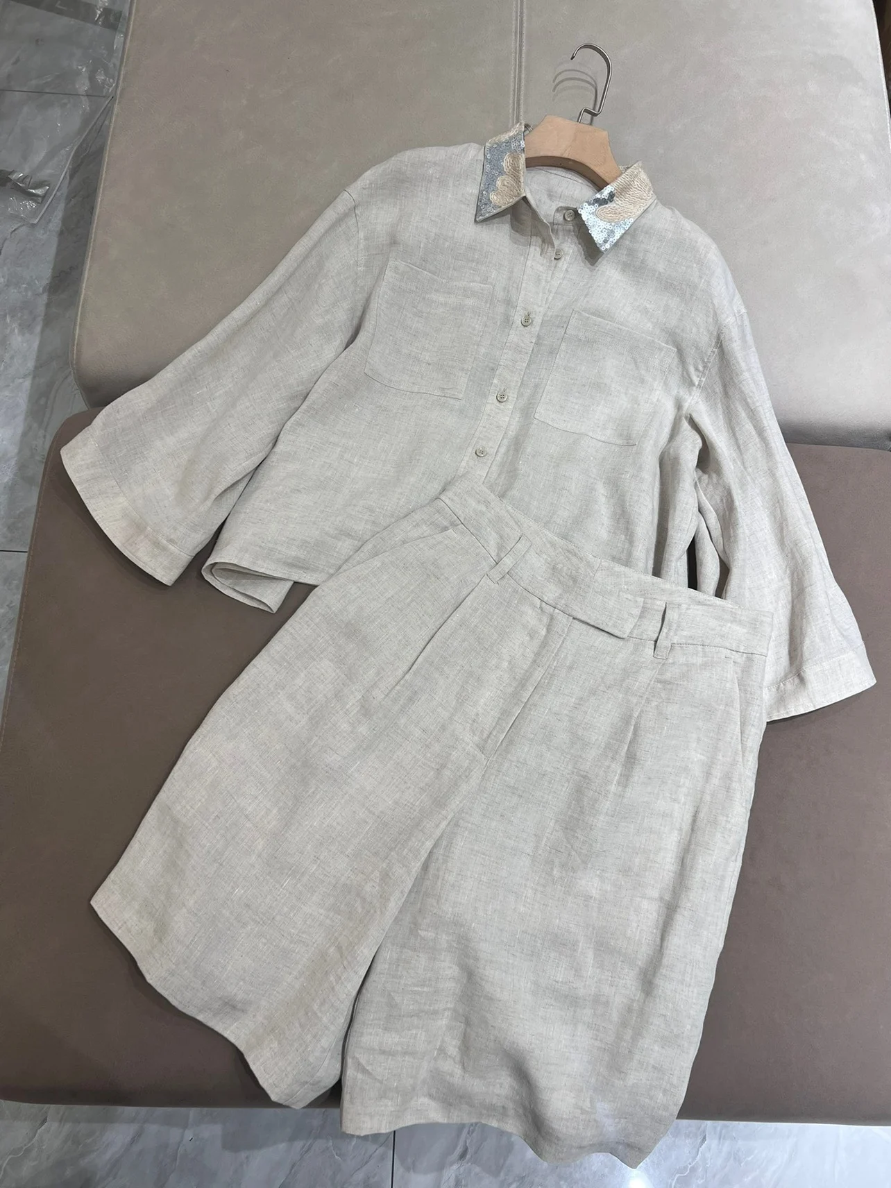 

Женский комплект из 2 предметов: льняная рубашка и шорты с высокой талией