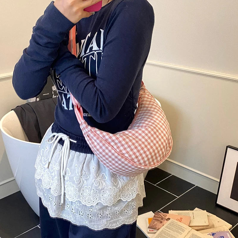 Checkered Nylon Crescent Hobos Shoulder Purse for Women Casual Crossbody Purse Travel Dumpling Shoulder Bag Large Capacity