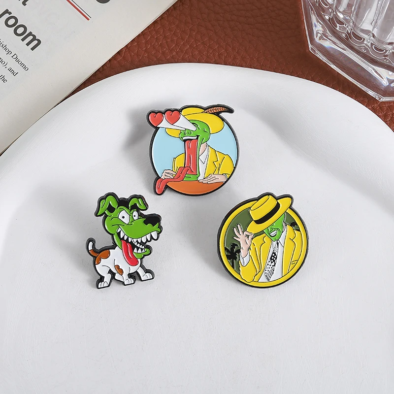 Magische Komödie Film Brosche Emaille Pins Benutzerdefinierte Grüne Maske Figur Hund Broschen Dekorative Rucksack Revers Abzeichen Lustige Schmuck Geschenk – Detail 7