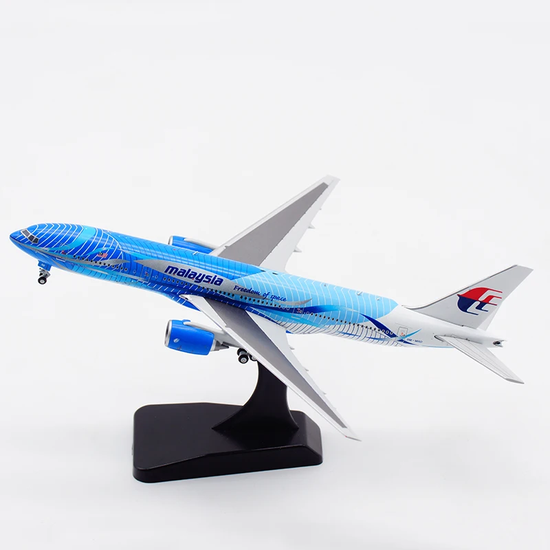 1:400 Scale Model B777-200ER 9M-MRD Diecast Alloy Malaysia Airlines With base Aircraft Airplane Display Collection For Adult