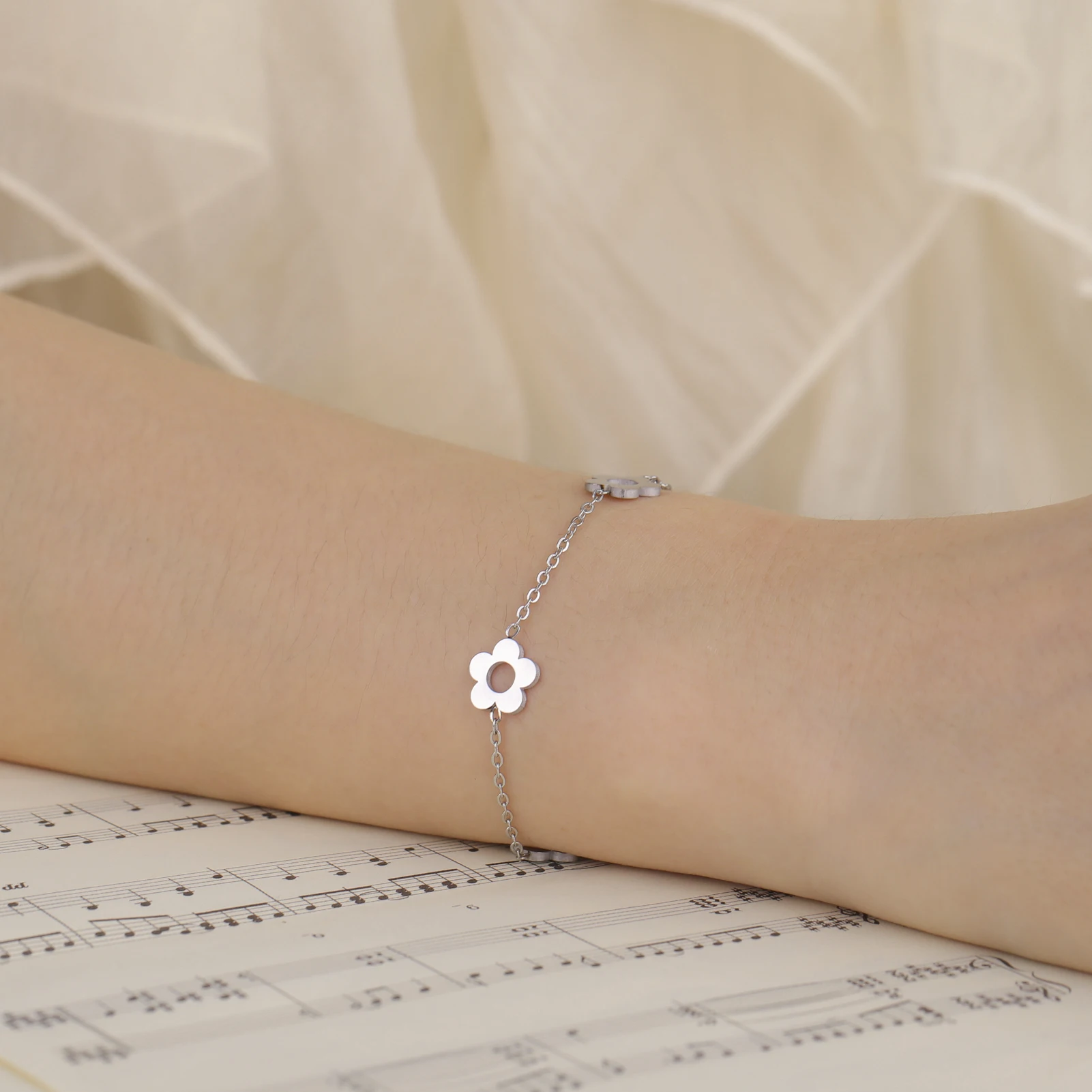 Bracciale Donna Bangle Stroili In Acciaio Con Quadrifoglio E Zirconi Bianchi - Verre Gioielli