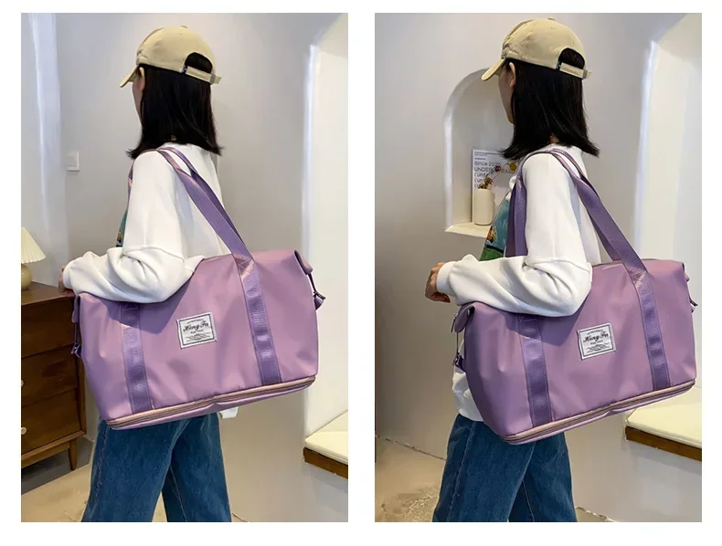 Düz bir yüzeyde sergilenen seyahat çantası