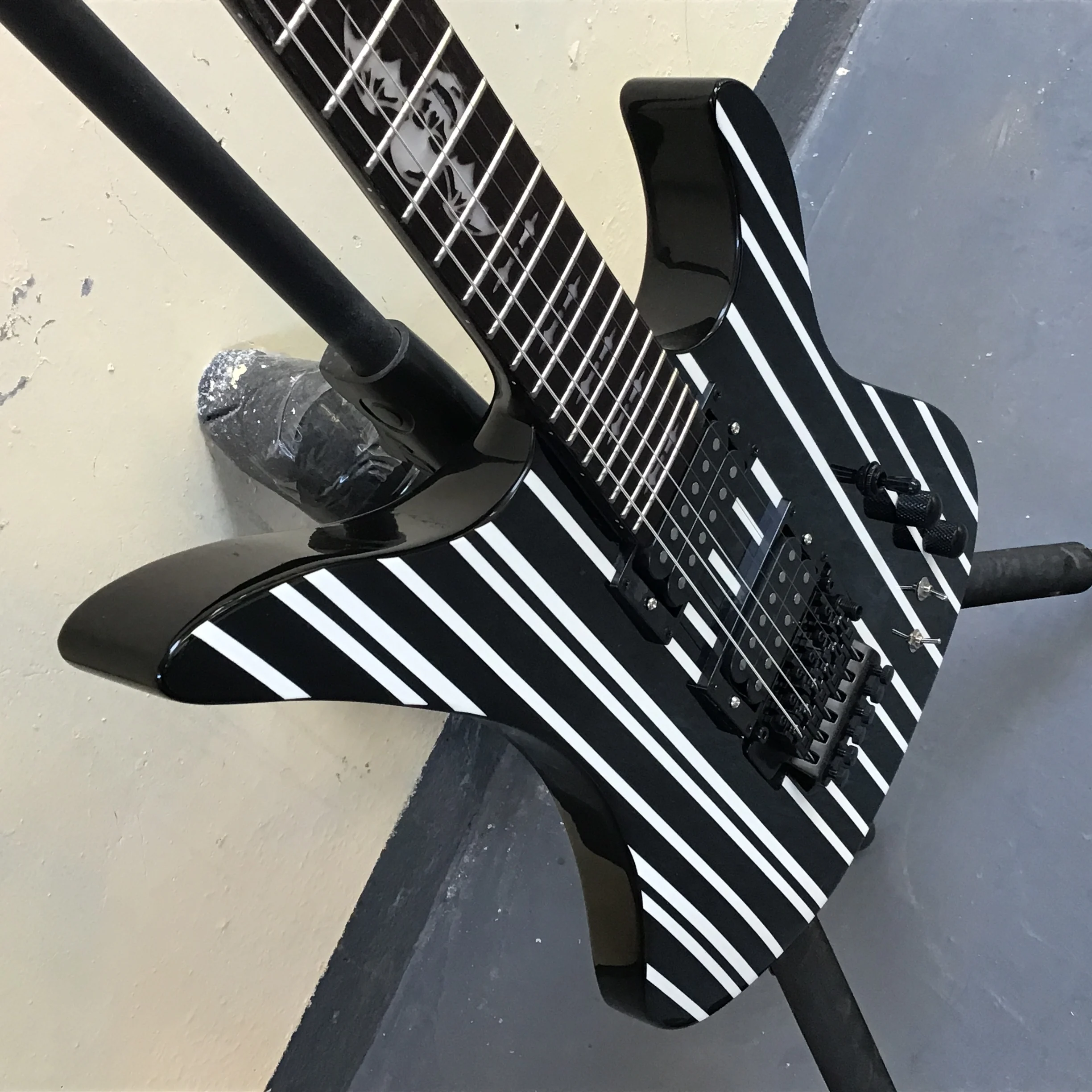 High-quanlity style 6-string electric guitar, black body with white stickers, double vibrator bridge