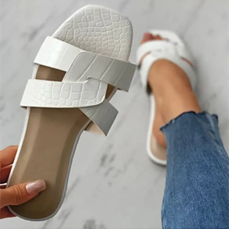 

2021Women Summer Cut Out Ladies Sandals Ladies Luxury Brand Sandals Good Quality Flat Shoe Candy Color Outdoor Holiday Slides