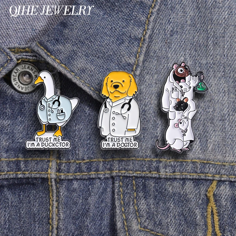 Lustige Maus Chemie Wissenschaftler Emaille Pins Cartoon Ente Hund Arzt Broschen Kleidung Revers Abzeichen Tier Zubehör Schmuck Geschenk