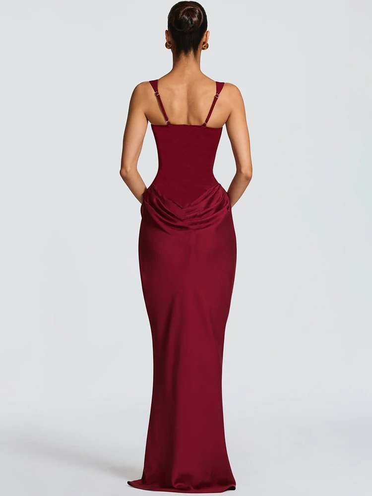 فستان أحمر بتصميم أنثوي راقٍ وقصة انسيابية