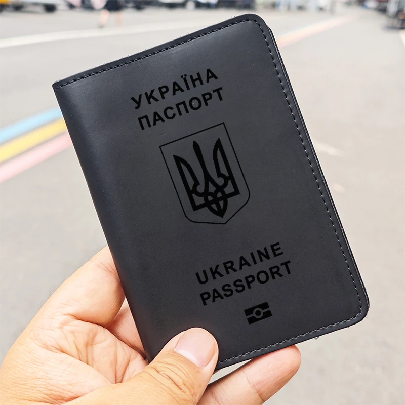 Handgefertigte Hülle aus echtem ukrainischem Leder mit Namensgravur für ukrainische Reisepässe und Ausweishüllen_voghion.com
