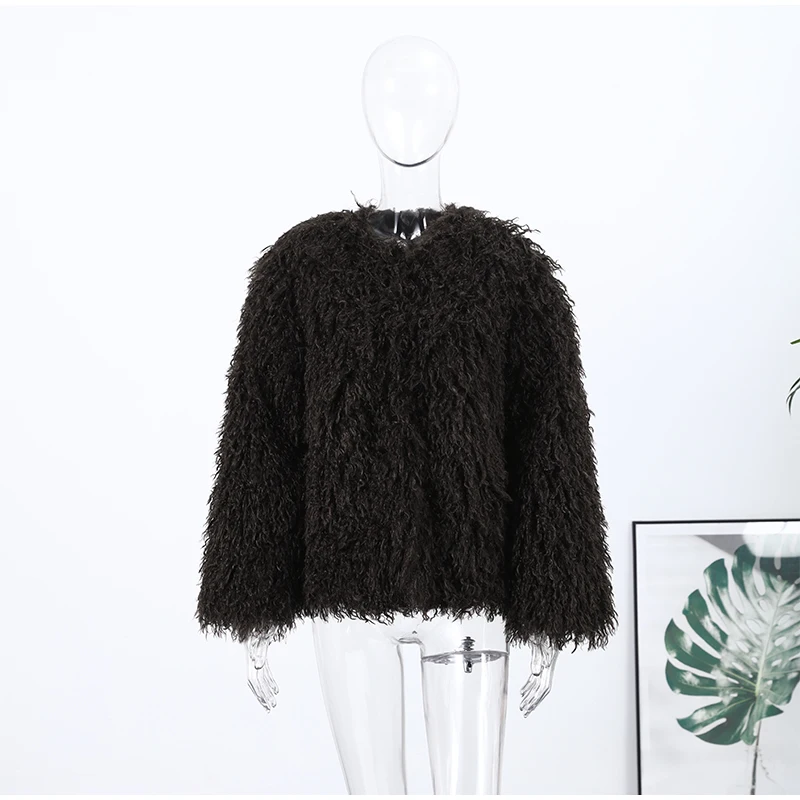 Braune Oversize-Kunstpelzjacke, modisch, O-Ausschnitt, volle Ärmel, einzelner Knopf, flauschige strukturierte Jacke, 2025, Herbst-Winter-DAME, lässige Oberbekleidung – Detail 2