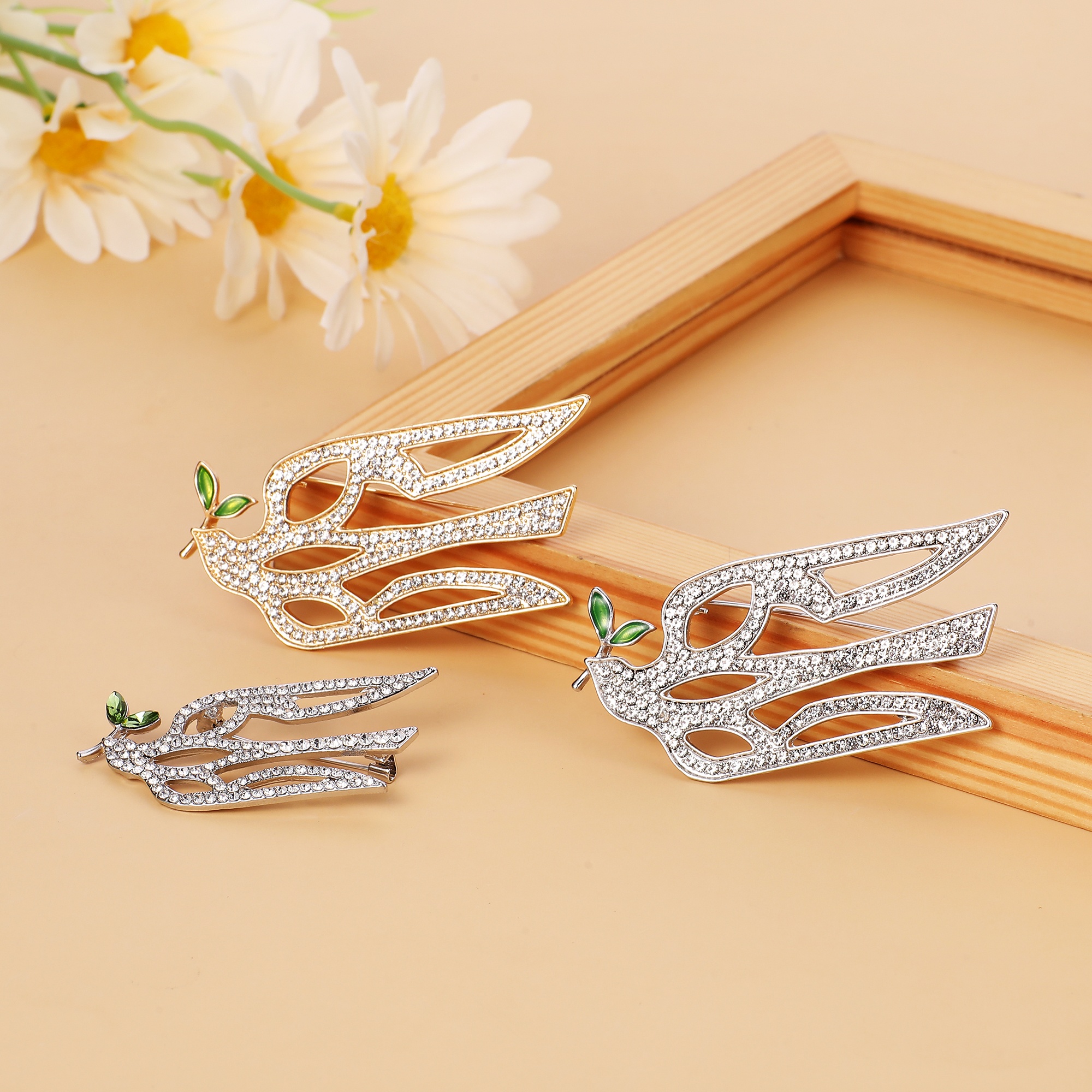 Luxury Women Brooch Dove Of Peace In The Shape Of Trident Badge Design Jewelry Accessories For Clothing