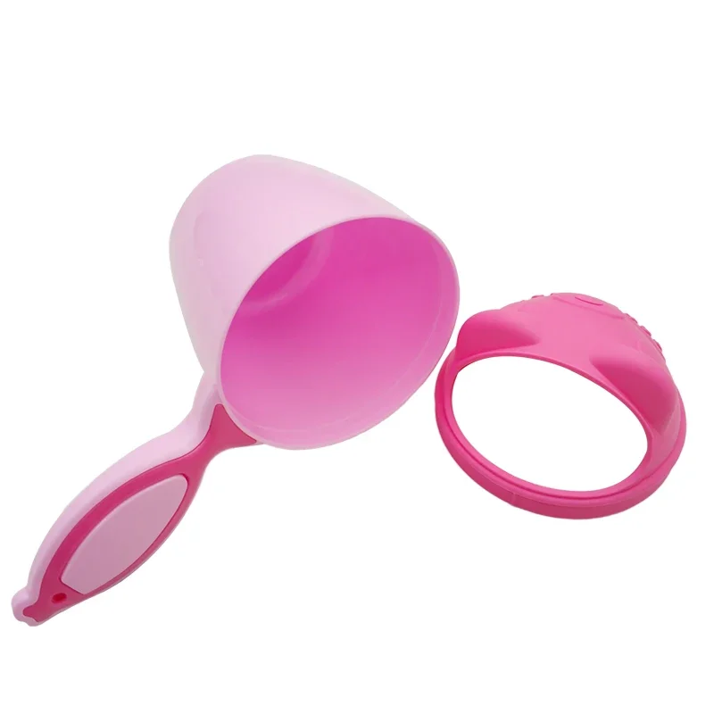 Svetlofarebný kúpeľňový pohárik používaný pri oplachovaní šampónu