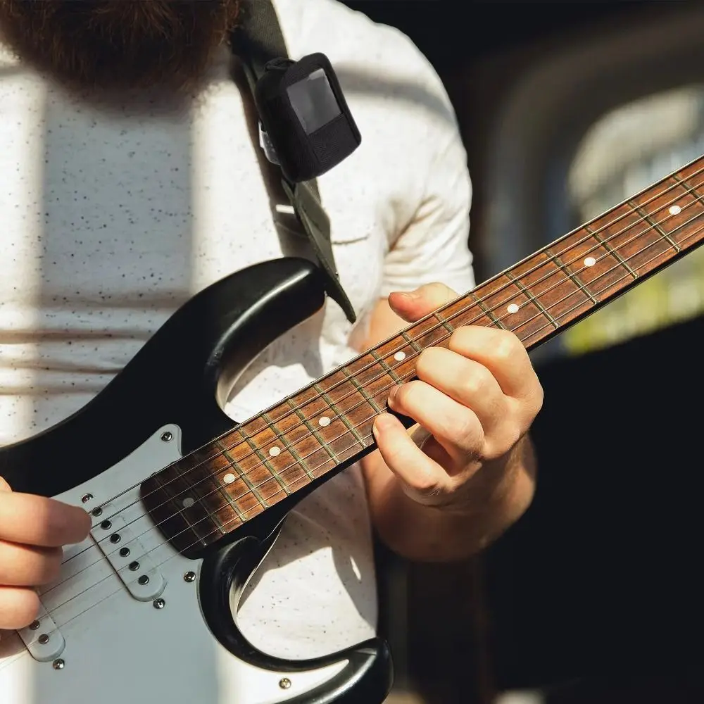 Housse de transport pour émetteur sans fil guitare avec mousqueton, idéale pour accrocher à un étui ou une ceinture.