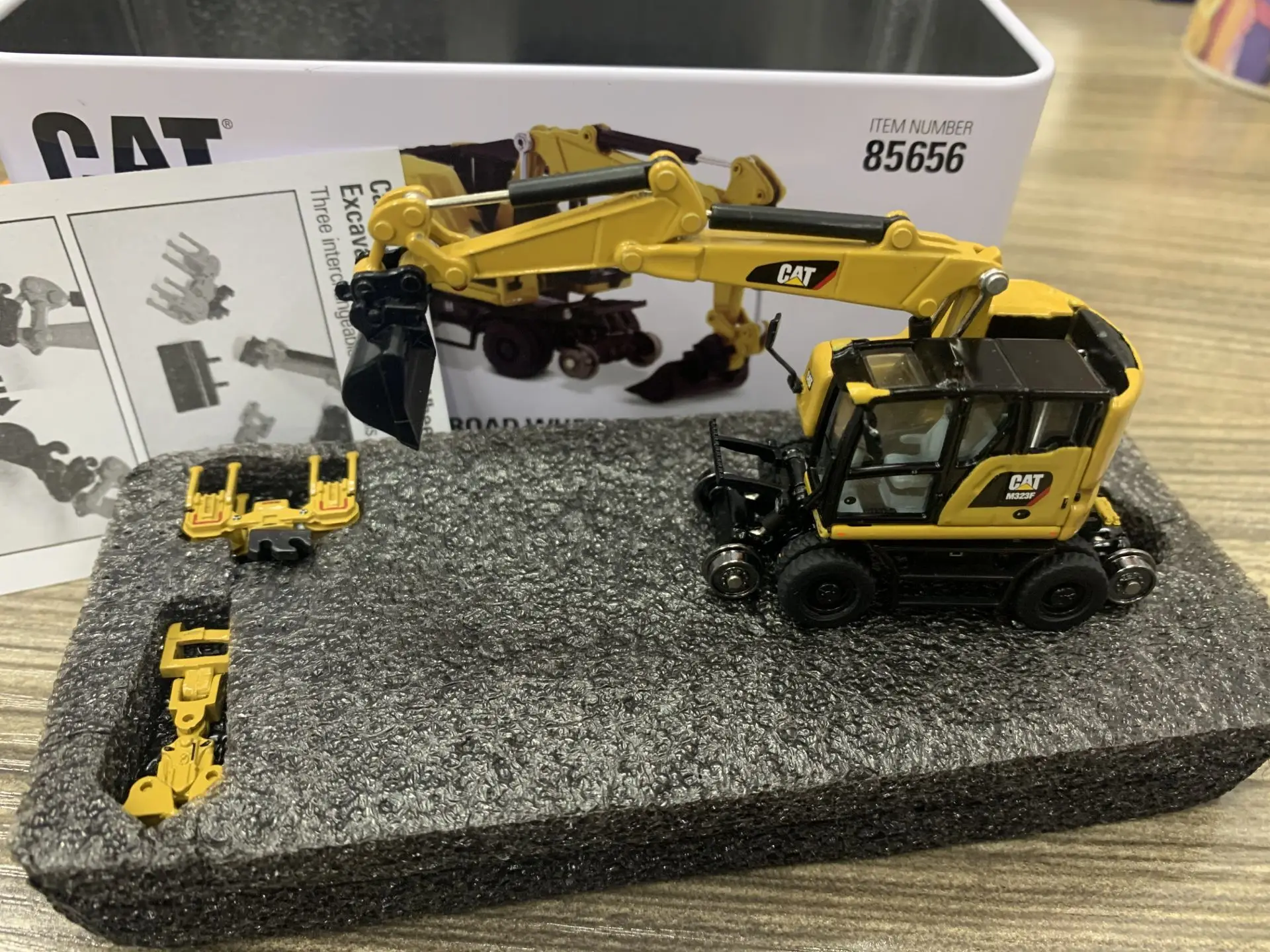 CAT M323F Railroad Wheeled Excavator HO 1/87 Scale DieCast Masters #85656