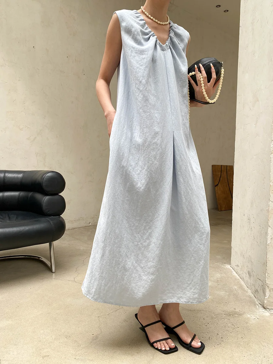 Sommerliches Damenkleid in unifarbenem, plissiertem Design mit V-Ausschnitt, Schnürung an der Taille und schlankmachendem, ärmellosem Schnitt.