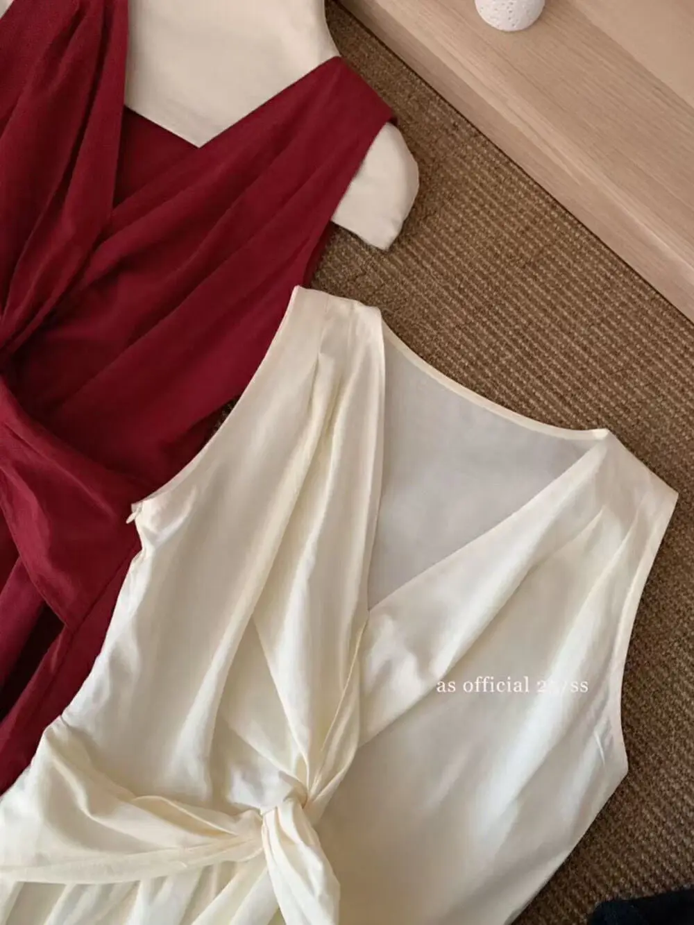 Designer Twist Knot V-neck Vest for Women 2025 Summer New Resort Style Niche Slim-fit Unique Sleeveless Top