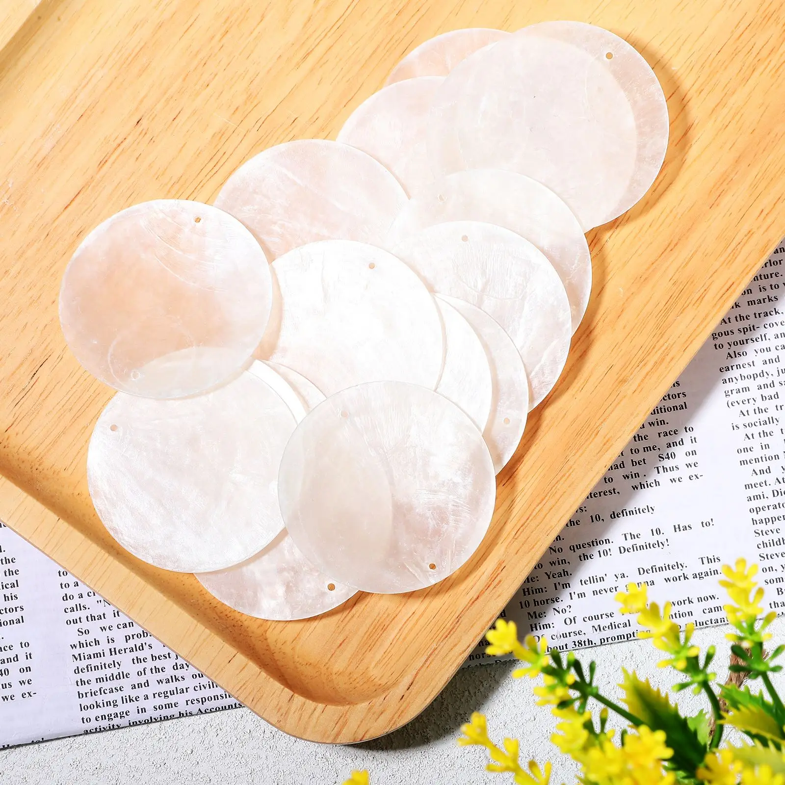 50Pcs Natural Round Shells Slices DIY Hanging Pendant Shells Crafts wall lamp Ornaments with 2 Holes Wind Chimes Jewelry Making 5