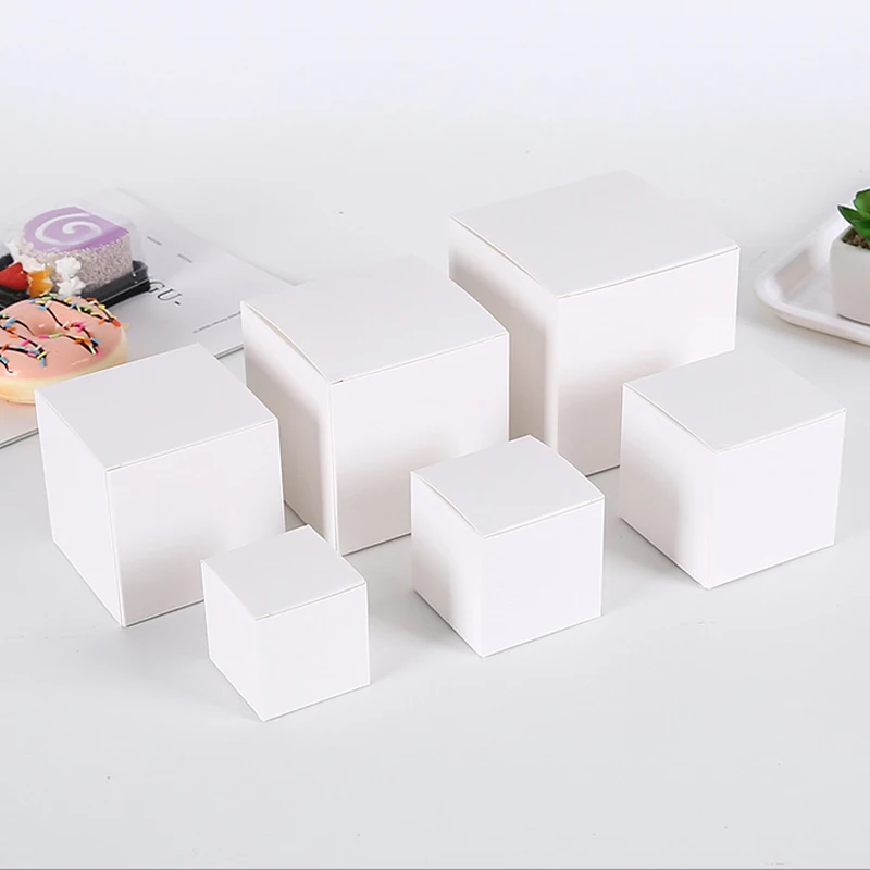 صندوق هدايا من ورق كرافت مربع ، مناسب لحفل الزفاف ، حفلة عيد الميلاد ، أسود ، أبيض ، صندوق تعبئة منتجات الهدايا الطي ، شعار مخصص ، 20: 50