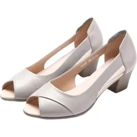 Sandales en cuir à talons blocs pour femmes, bout ouvert, semelle souple, antidérapantes, ajourées, légères, peu profondes, pour personnes d'âge moyen, nouvelle collection été 5