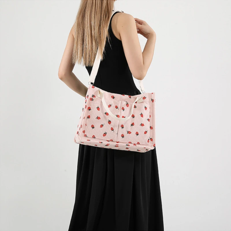 Borsa tote Borsa carina con toppe a fragola per donna Borsa tote in tessuto di grande capacità Borsa tote duratura con spalla regolabile - immagine 4