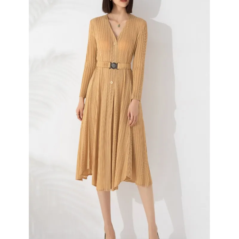 

Autumn women 2023 new temperament V-neck single breasted big swing pleated dress