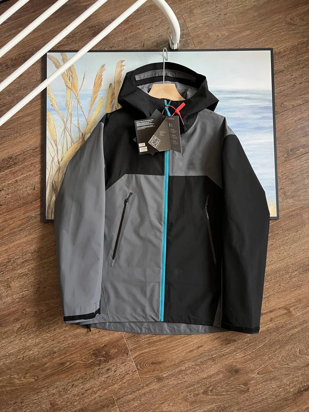 

Hooded hard shell stormtrooper jacket, customized woven waterproof and windproof men's jacket, adhesive pressing process