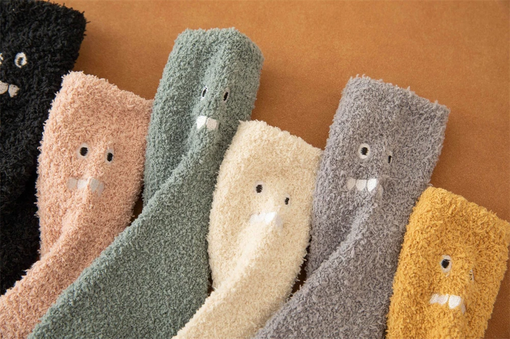 Neue Lustige 3D Kleine Dinosaurier Nette Monster Korallen Samt Socken Weihnachten Geschenk Warme Winter Thicking Boden Bett Schlafen Sokken Dropship – Detail 12