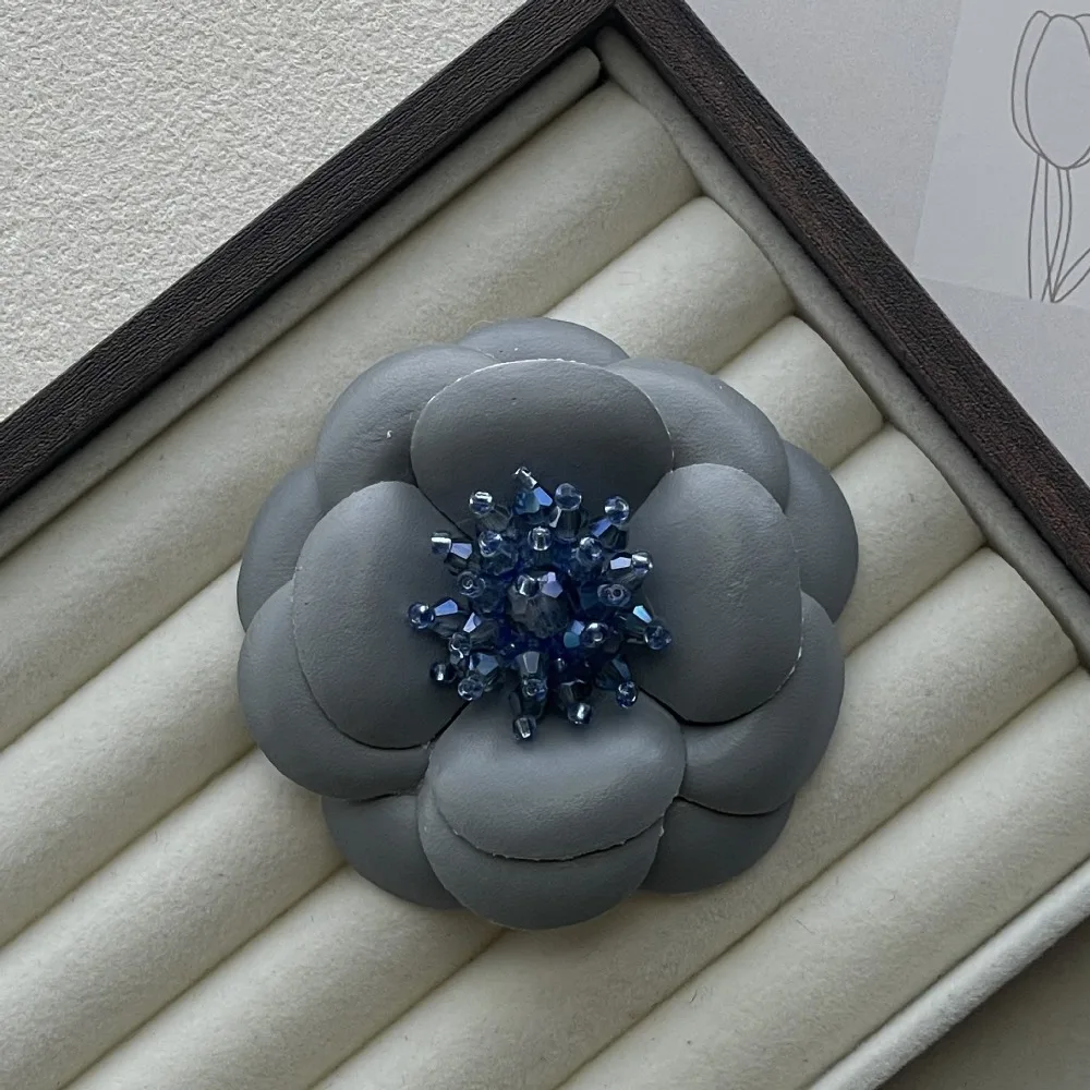 Elegant Camellia Crystal Brooch with PU Leather Floral Design – Stylish Lapel Pin Accessory