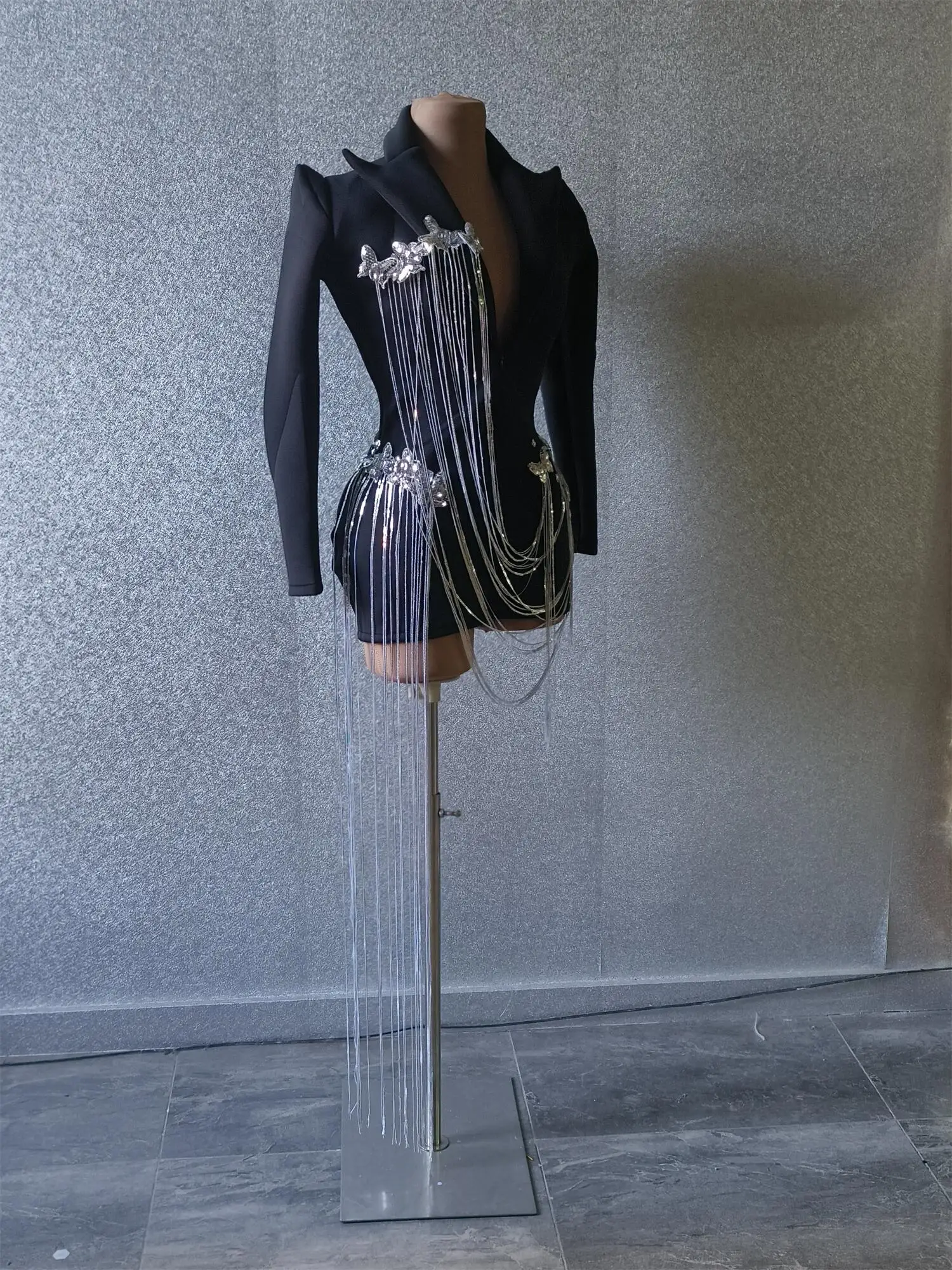 Рисунок 5 - Модная блестящая куртка с бабочкой и кисточками