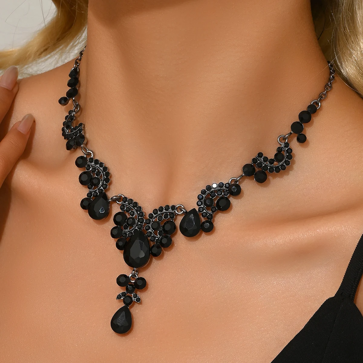 عقد سهرة مرصع بتعليقات ناعمة