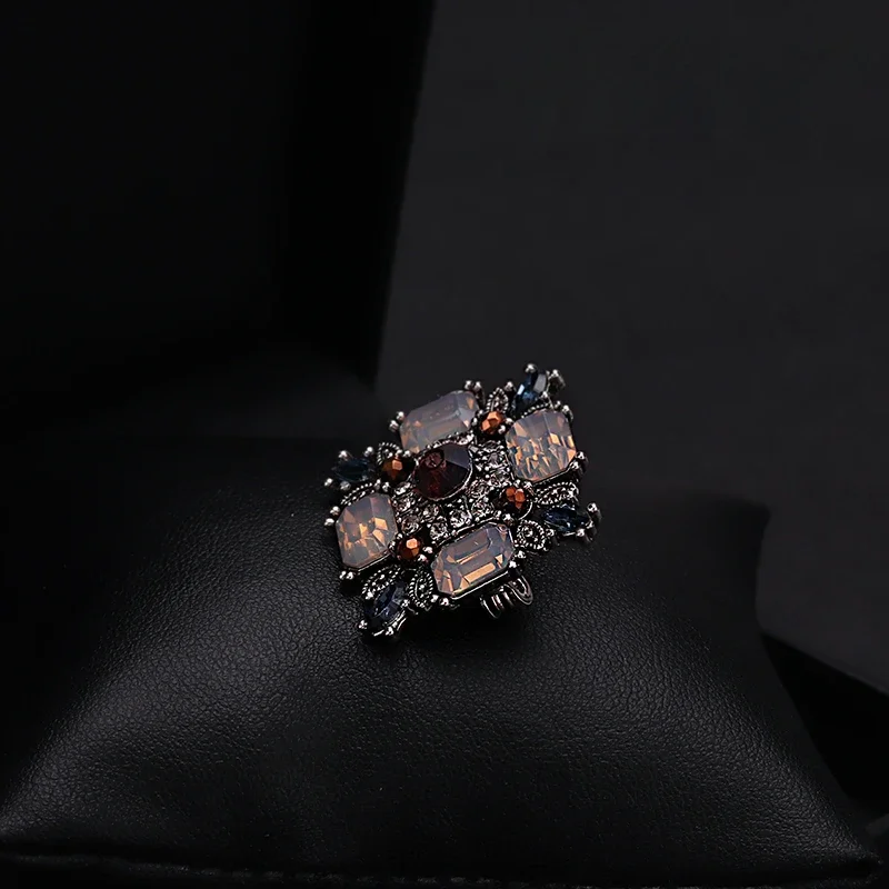 Retro Crystal Geometric Square All-Match Small Brooch Suit Corsage Accessory Korean Luxury High-End Sweater Neckline Pin Jewelry