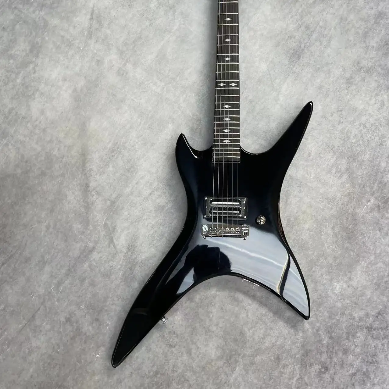 

B. C-style 6-string integrated electric guitar, black body, rose wood fingerboard, maple wood track, factory photo taken picture