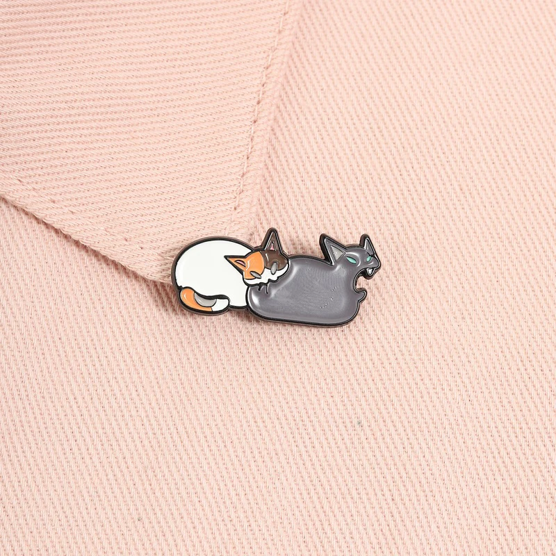Fierce Cat Emaille-Anstecknadel: Katze beißt den Schwanz der Katze, Cartoon-Stil, niedliche kämpfende Katzen-Brosche, Reversnadel, Schmuck, Valentinstagsgeschenke – Detail 10
